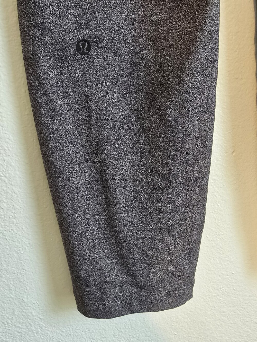 ♡ Lululemon On The Fly Grey Pants Luxtreme Sz 4 EUC - Picture 5 of 6